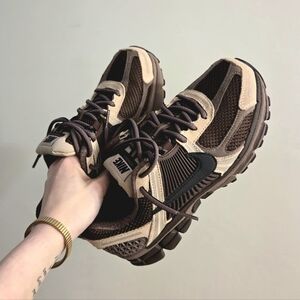 NIKE WOMEN'S ZOOM VOMERO 5 SNKRS